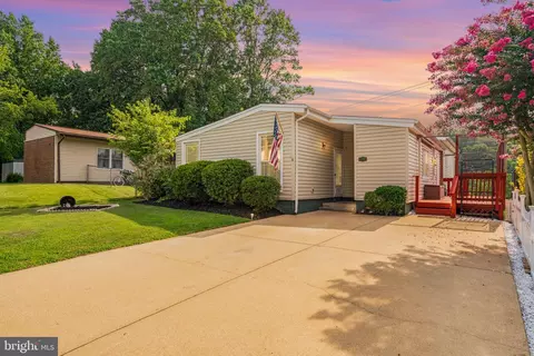 12702 Torrington St, Woodbridge, VA 22192