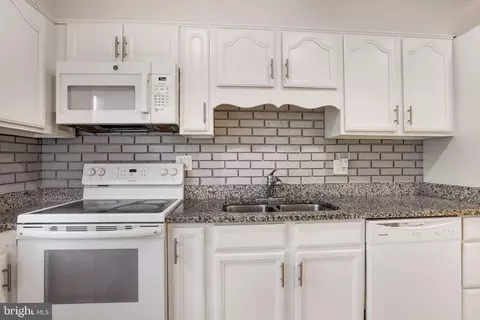 9706 Lomond Dr, Manassas, VA 20109 photo 17