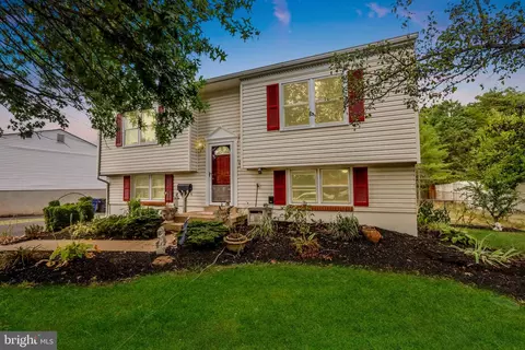 9706 Lomond Dr, Manassas, VA 20109 photo 2