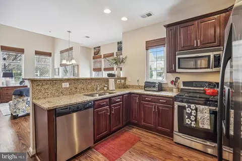 7204 Little Thames Dr, Gainesville, VA 20155 photo 9