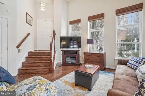 7204 Little Thames Dr, Gainesville, VA 20155 photo 2