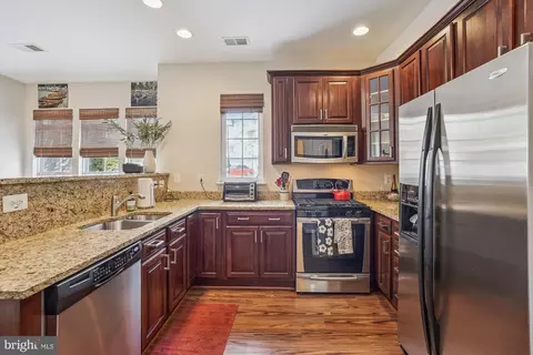 7204 Little Thames Dr, Gainesville, VA 20155 photo 8