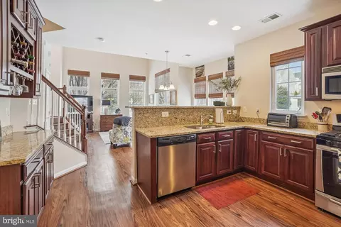 7204 Little Thames Dr, Gainesville, VA 20155 photo 10