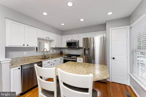 7018 Rogue Forest Ln, Gainesville, VA 20155 photo 6