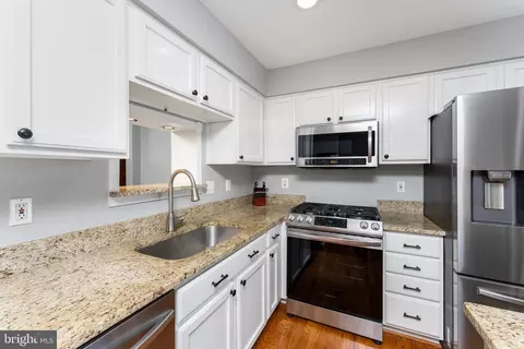7018 Rogue Forest Ln, Gainesville, VA 20155 photo 5