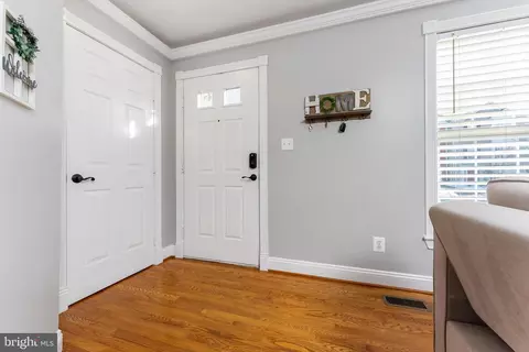 7018 Rogue Forest Ln, Gainesville, VA 20155 photo 2