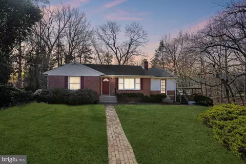 1605 Lakewood Dr, Woodbridge, VA 22192