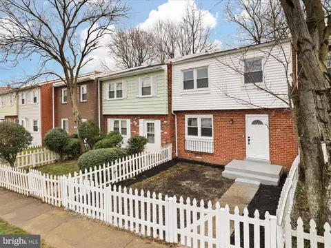Exterior - 3023 Sigel Ct, Dumfries, VA 22026 photo 4 of 9
