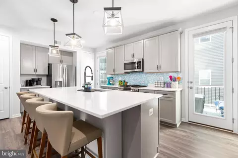 18238 Summit Pointe Dr, Triangle, VA 22172