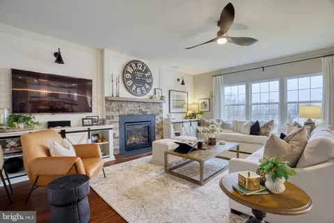 Living - 18452 Kerill Rd, Triangle, VA 22172 photo 4 of 10