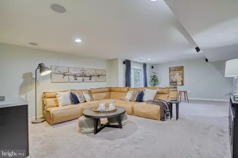 Living - 18452 Kerill Rd, Triangle, VA 22172 photo 9 of 10