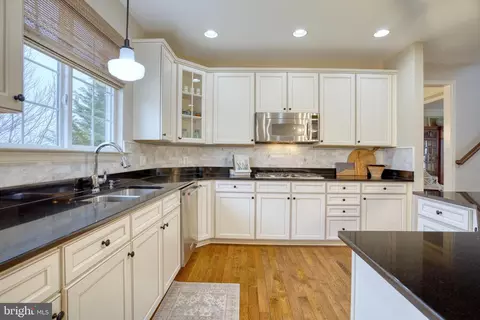 Kitchen - 18452 Kerill Rd, Triangle, VA 22172 photo 3 of 6