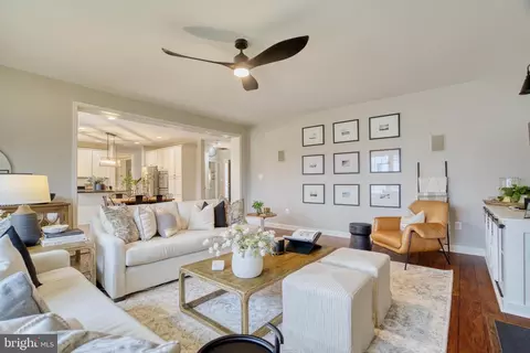 Living - 18452 Kerill Rd, Triangle, VA 22172 photo 5 of 10