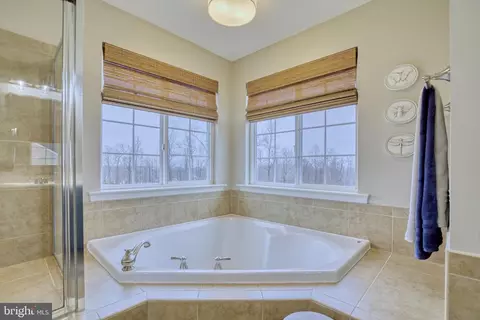 Bath - 18452 Kerill Rd, Triangle, VA 22172 photo 2 of 4