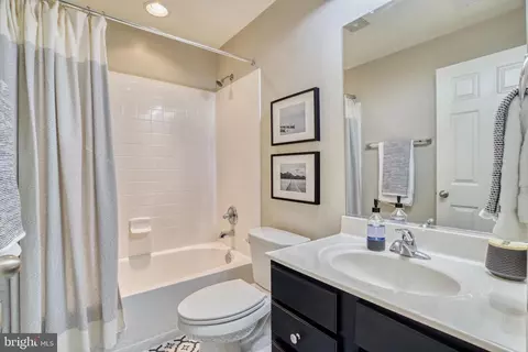Bath - 18452 Kerill Rd, Triangle, VA 22172 photo 4 of 4