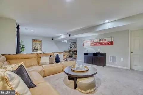 Living - 18452 Kerill Rd, Triangle, VA 22172 photo 10 of 10