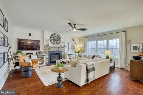 Living - 18452 Kerill Rd, Triangle, VA 22172 photo 3 of 10