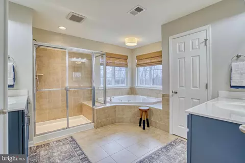 Bath - 18452 Kerill Rd, Triangle, VA 22172 photo 1 of 4