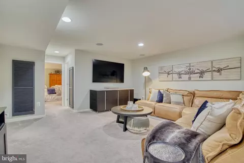 Living - 18452 Kerill Rd, Triangle, VA 22172 photo 8 of 10