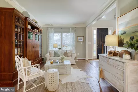 Living - 18452 Kerill Rd, Triangle, VA 22172 photo 2 of 10