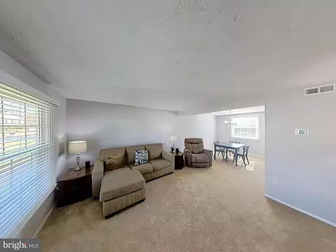 Living - 9824 Nimitz Ct, Manassas, VA 20109 photo 4 of 5