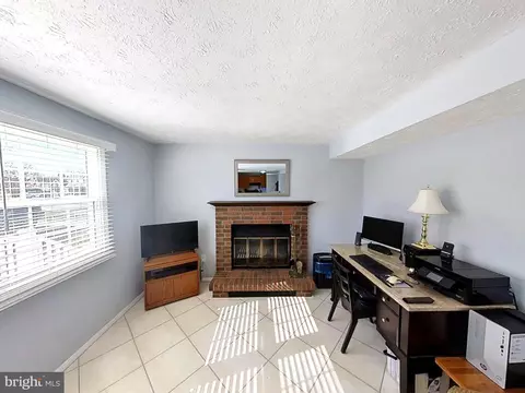 Living - 9824 Nimitz Ct, Manassas, VA 20109 photo 2 of 5