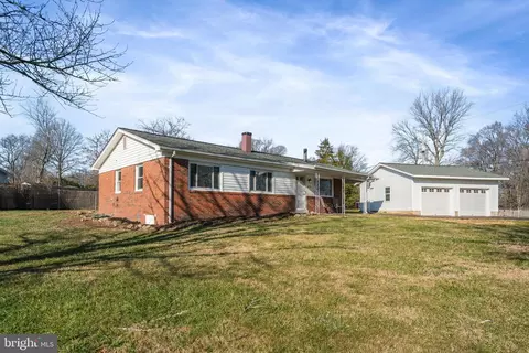 Exterior - 8101 Spruce St, Manassas, VA 20111 photo 5 of 10