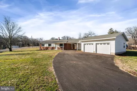 Exterior - 8101 Spruce St, Manassas, VA 20111 photo 7 of 10