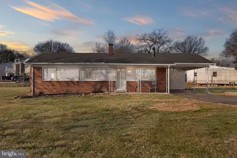 Exterior - 8101 Spruce St, Manassas, VA 20111 photo 4 of 10