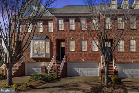 8006 Kamehameha Pl, Gainesville, VA 20155