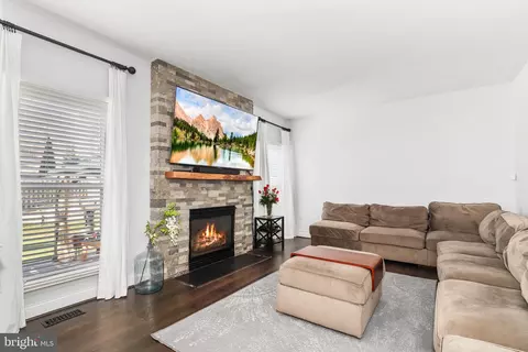 Living - 3722 Katie Pl, Triangle, VA 22172 photo 1 of 2