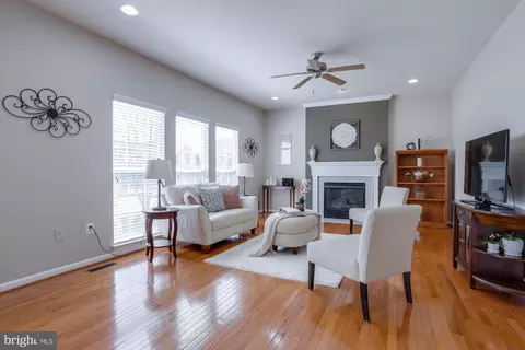 Living - 12276 Scarlet Maple Dr, Gainesville, VA 20155 photo 2 of 2