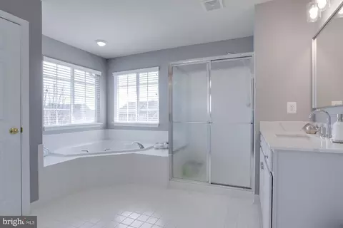 Bath - 12276 Scarlet Maple Dr, Gainesville, VA 20155 photo 2 of 4