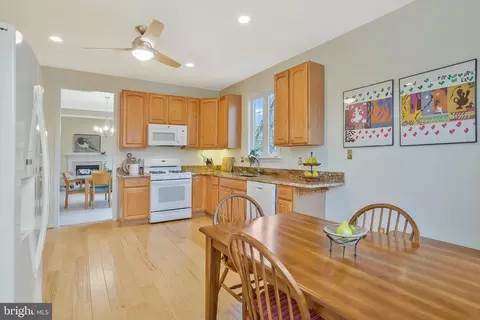 Kitchen - 13619 Basket Ring Ct, Gainesville, VA 20155 photo 4 of 6