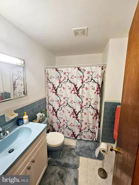 Bath - 19001 Queen Dr, Triangle, VA 22172 photo 1 of 3