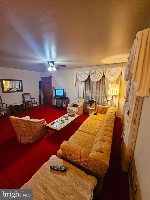 Living - 19001 Queen Dr, Triangle, VA 22172 photo 2 of 3