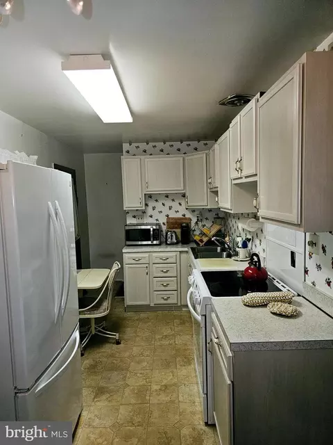 Kitchen - 19001 Queen Dr, Triangle, VA 22172 photo 1 of 2