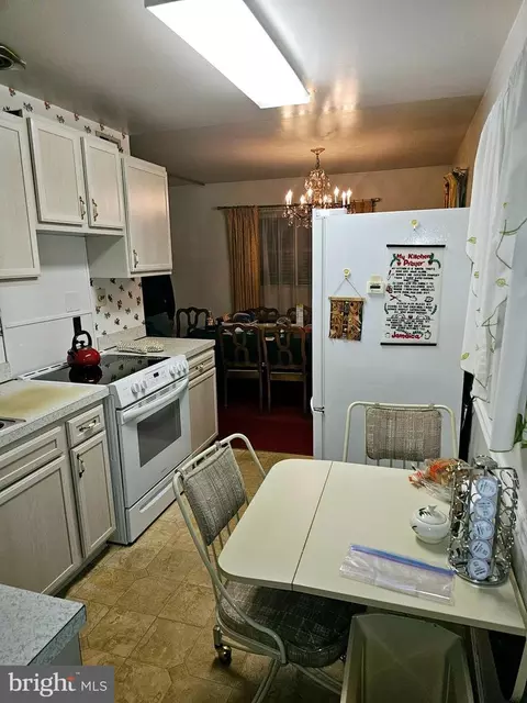 Kitchen - 19001 Queen Dr, Triangle, VA 22172 photo 2 of 2