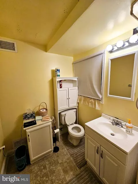 Bath - 19001 Queen Dr, Triangle, VA 22172 photo 3 of 3