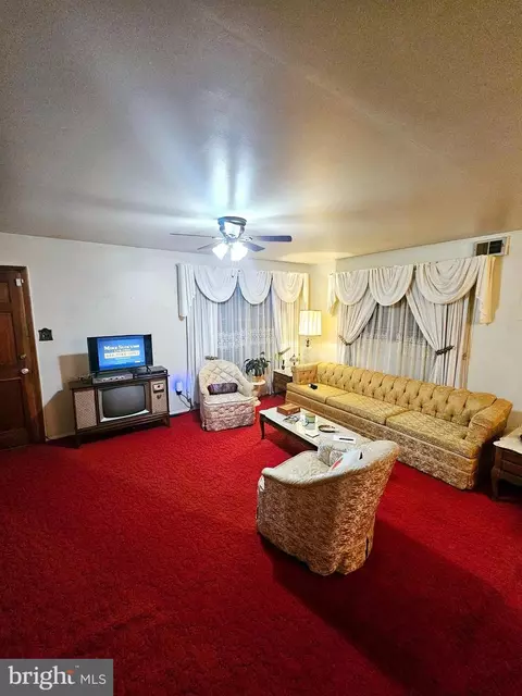 Living - 19001 Queen Dr, Triangle, VA 22172 photo 1 of 3