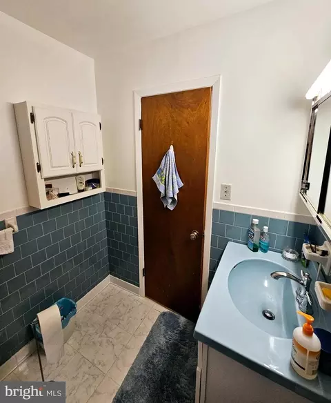 Bath - 19001 Queen Dr, Triangle, VA 22172 photo 2 of 3
