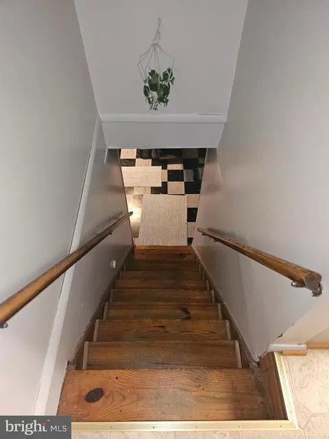 Entry Way - 19001 Queen Dr, Triangle, VA 22172 photo 2 of 2