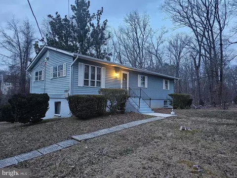 Exterior - 19001 Queen Dr, Triangle, VA 22172 photo 2 of 2