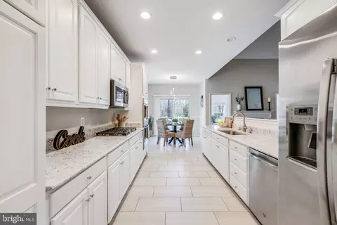 Kitchen - 6547 Box Elder Loop, Gainesville, VA 20155 photo 4 of 7