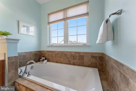 Bath - 14576 Marlow St, Gainesville, VA 20155 photo 3 of 6