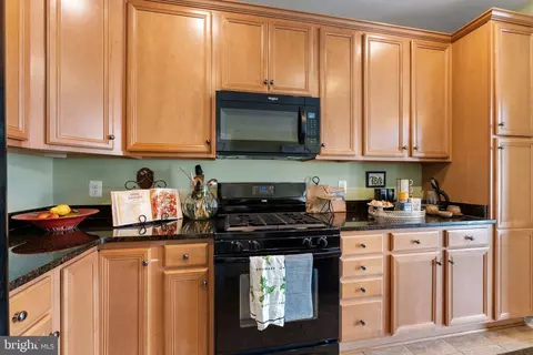 Kitchen - 14576 Marlow St, Gainesville, VA 20155 photo 4 of 5
