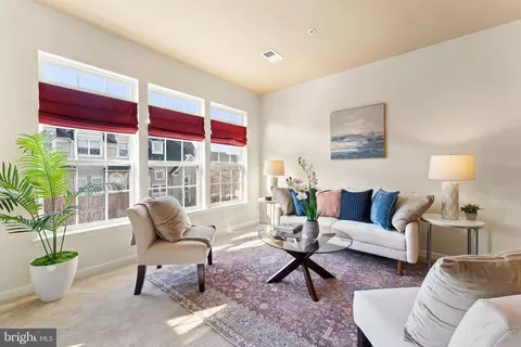 Living - 14576 Marlow St, Gainesville, VA 20155 photo 2 of 3