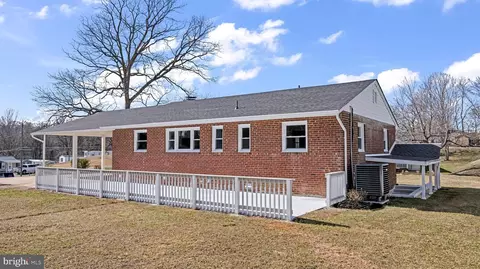 Exterior - 4136 Anderson Rd, Triangle, VA 22172 photo 7 of 9