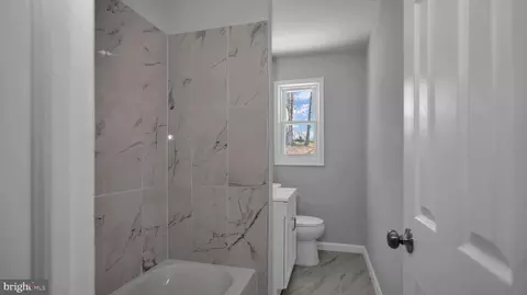 Bath - 4136 Anderson Rd, Triangle, VA 22172 photo 3 of 4