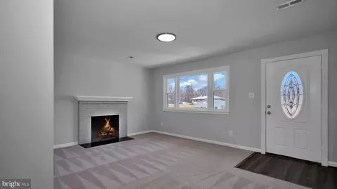 Living - 4136 Anderson Rd, Triangle, VA 22172 photo 1 of 3